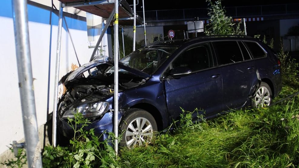 Totalschaden: Der Unfallwagen musste abgeschleppt werden.