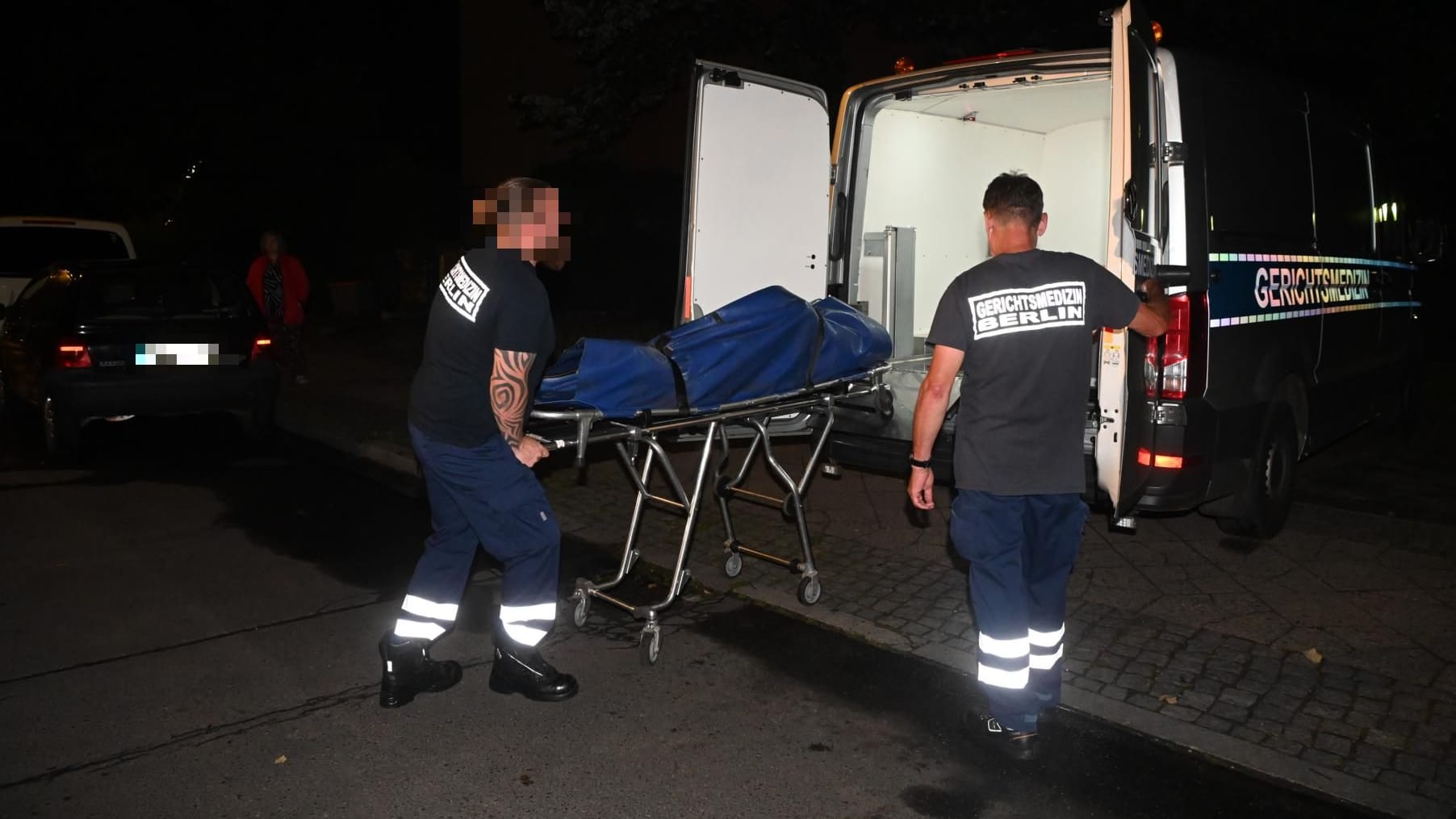 Bei einem Wohnungsbrand in Berlin-Spandau ist eine Person ums Leben gekommen: Mitarbeiter der Berliner Rechtsmedizin transportieren die Leiche ab. Bei einem Wohnungsbrand in Berlin-Spandau ist eine Person ums Leben gekommen: Mitarbeiter der Berliner Rechtsmedizin transportieren die Leiche ab.