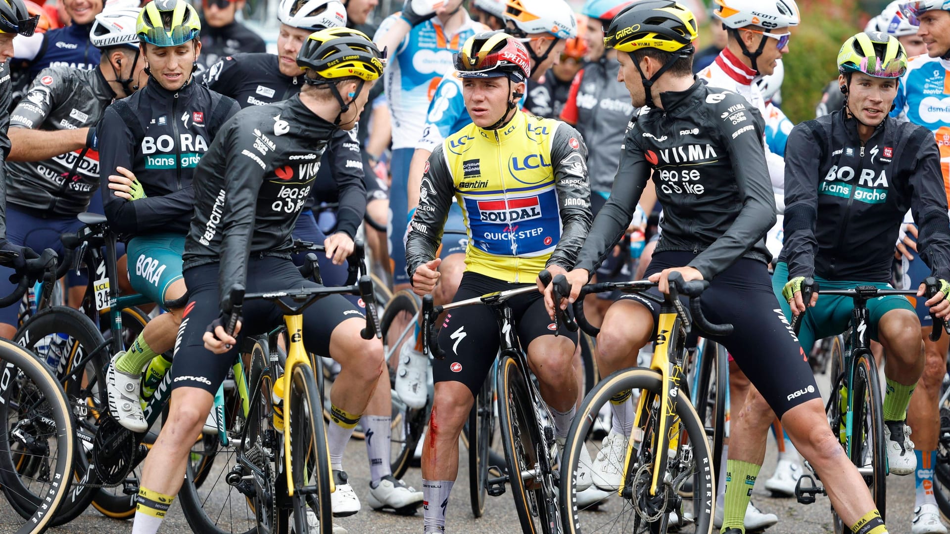 Vor dem fünften Teilstück: Remco Evenepoel (M.) vom Team Quick Step und Tiesj Benoot (Team Visma) beim Start.