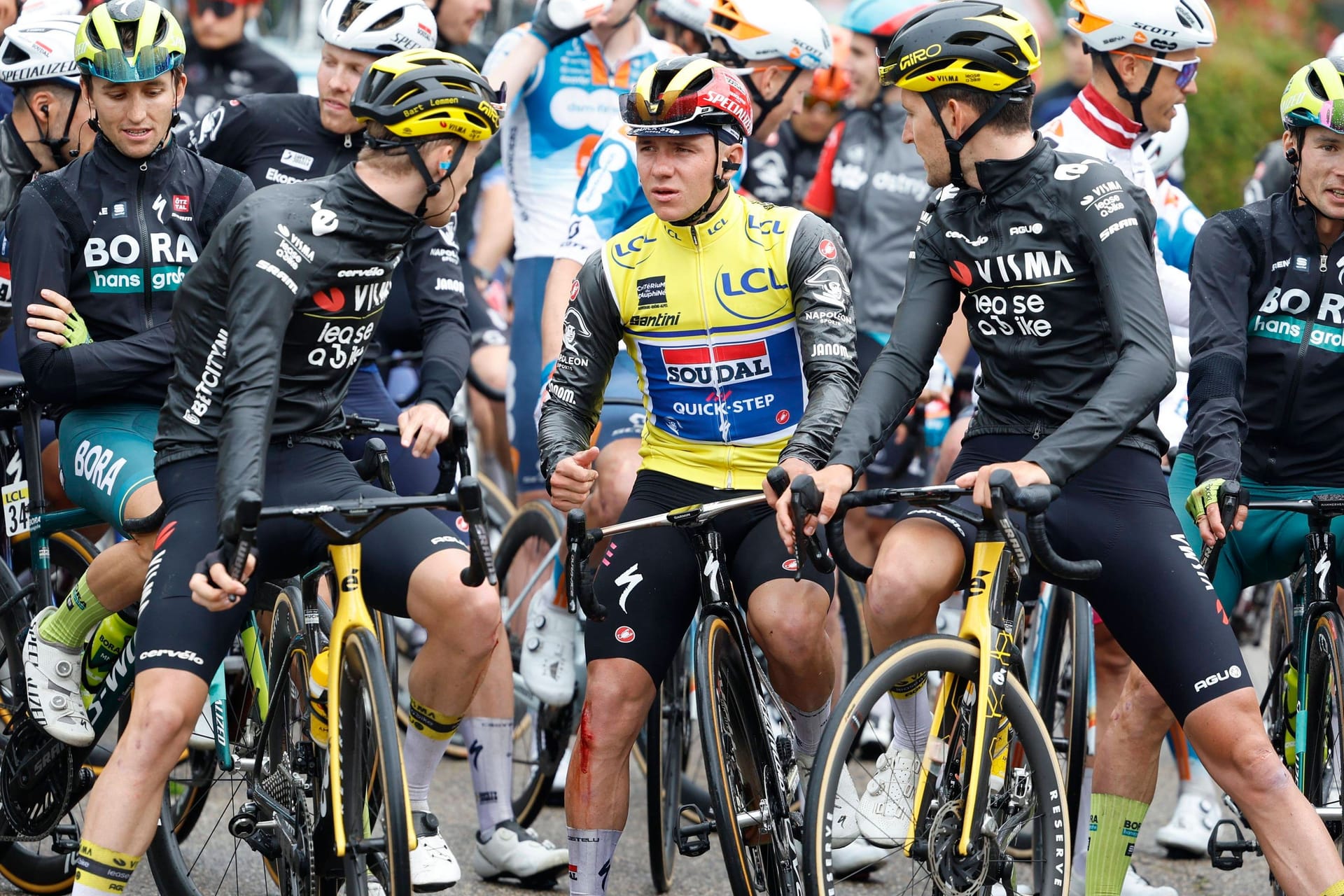 Vor dem fünften Teilstück: Remco Evenepoel (M.) vom Team Quick Step und Tiesj Benoot (Team Visma) beim Start.