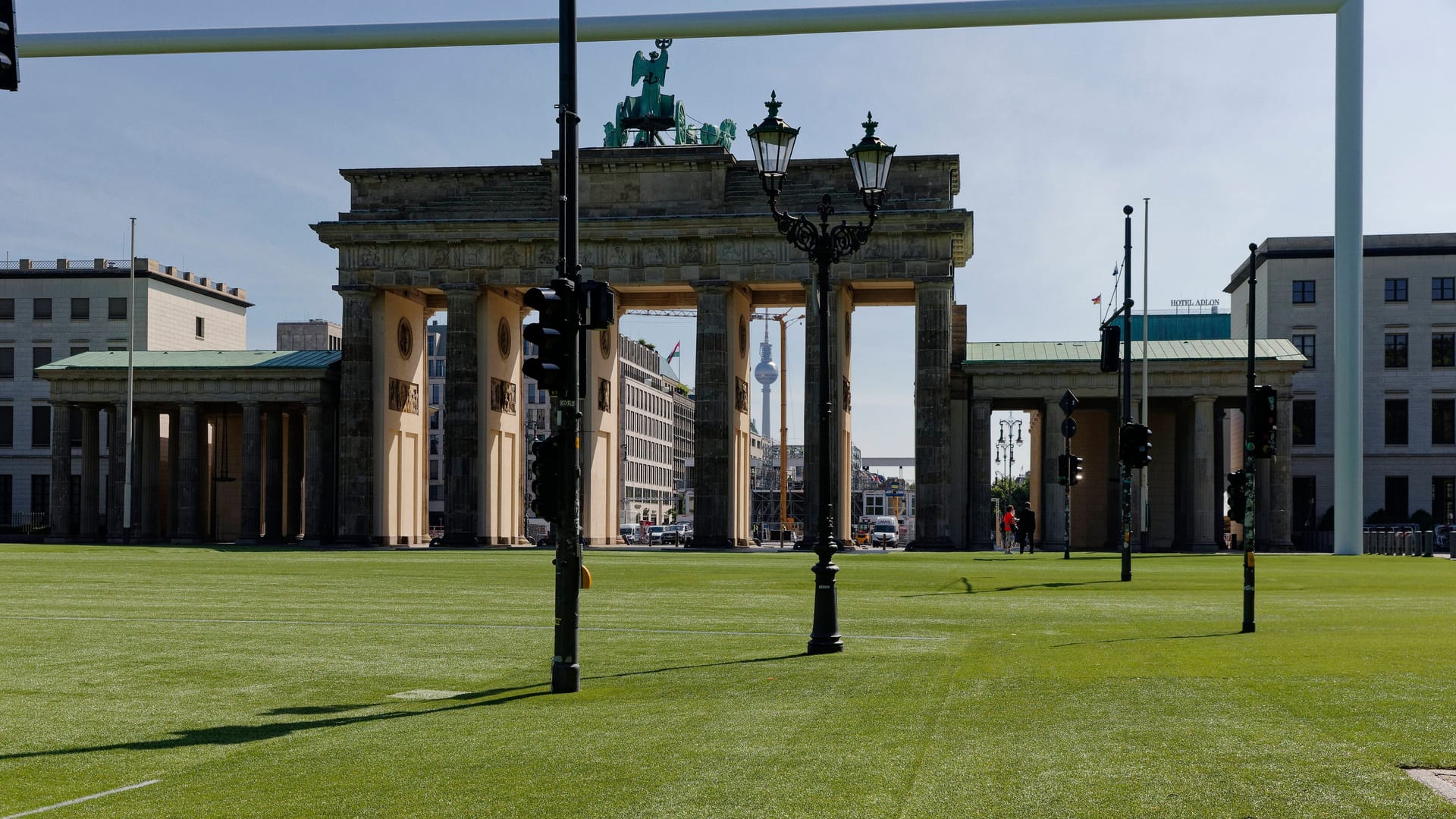 Am Brandenburger Tor in Berlin wurde erneut die Fanmeile aufgebaut. Inklusive eines übergroßen Fußballtores.