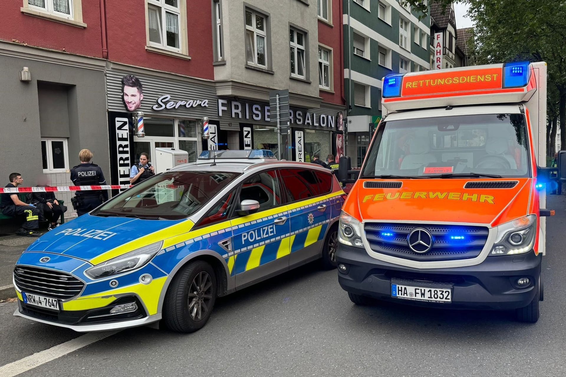 Polizeiauto und Rettungswagen