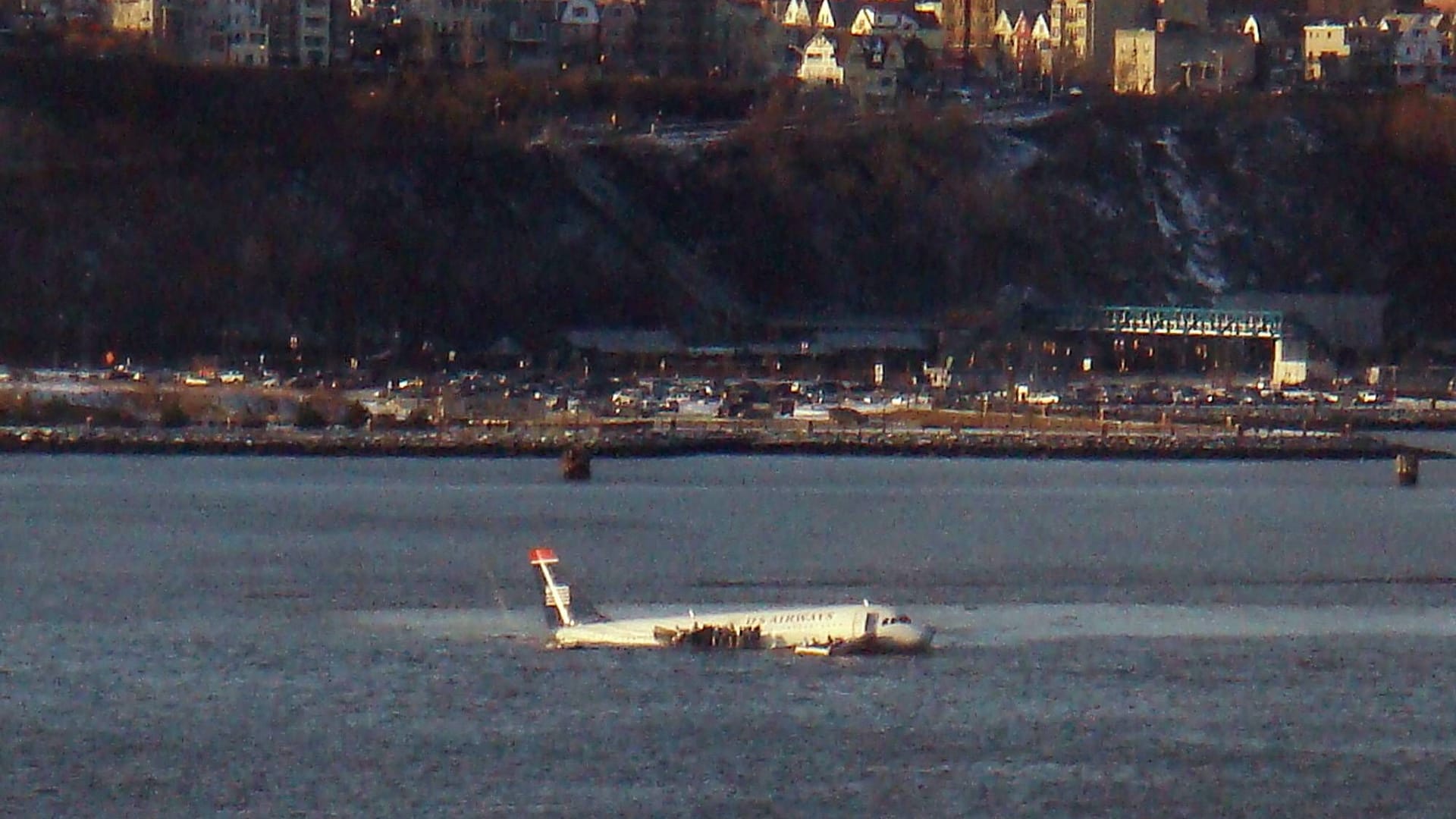 Das "Wunder vom Hudson River" am 15. Januar 2009: Auf den Tragflächen des notgelandeten Airbus warten die Menschen auf Rettungsbote.