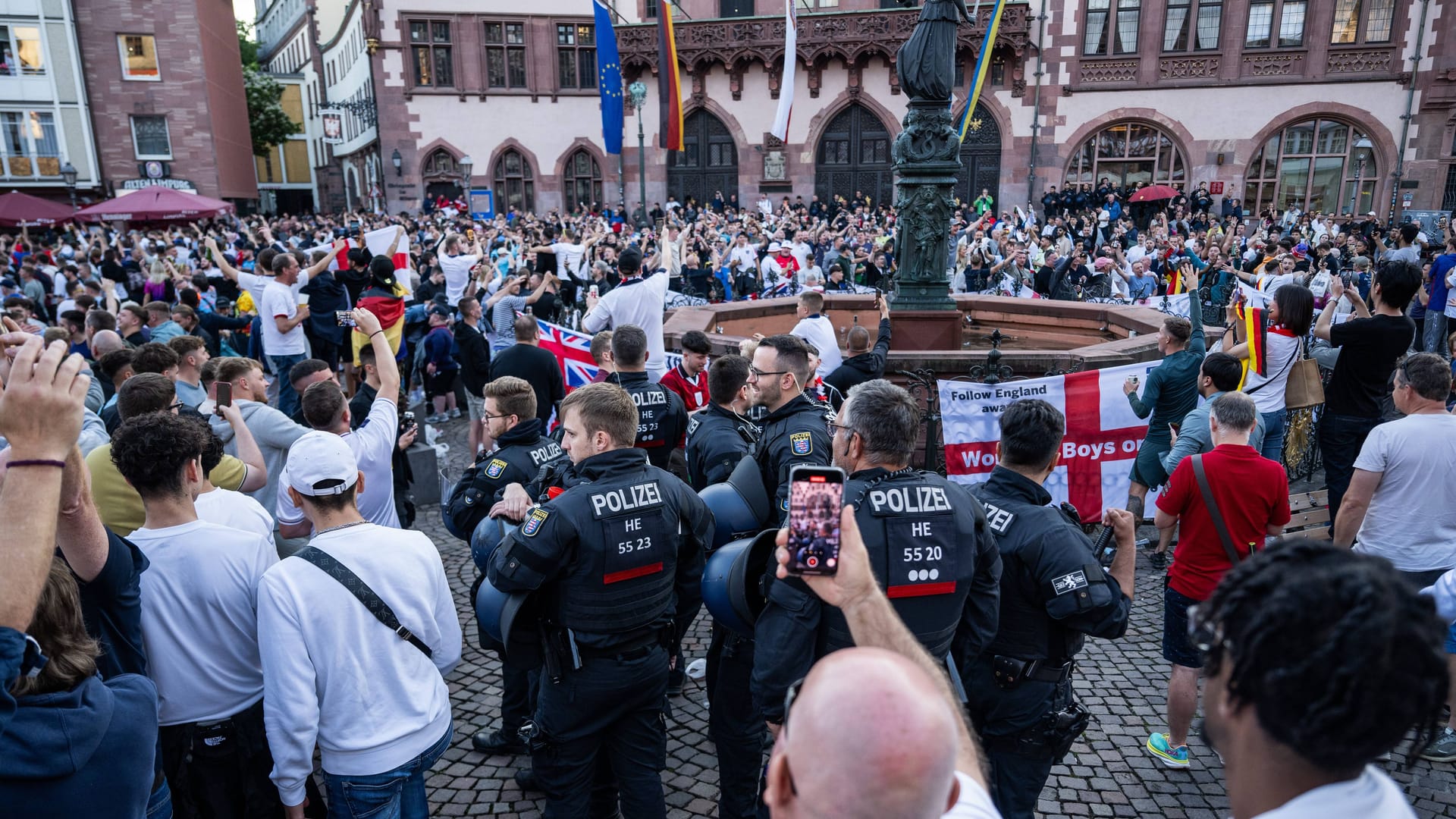 England-Fans stehen um den Gerechtigkeitsbrunnen: Nicht zum ersten Mal hat der Anhang der "Three Lions" den Römer eingenommen.