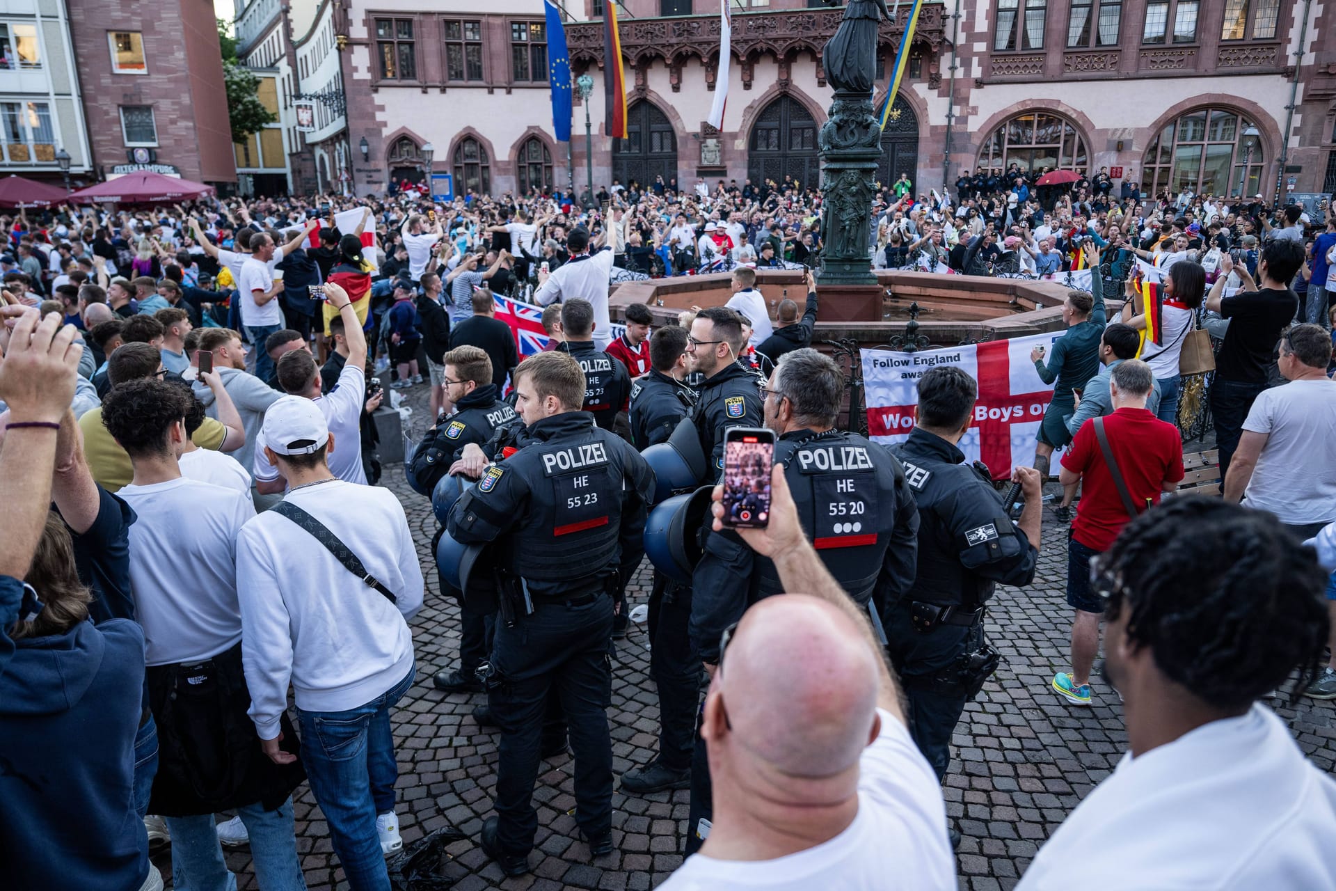 England-Fans stehen um den Gerechtigkeitsbrunnen: Nicht zum ersten Mal hat der Anhang der "Three Lions" den Römer eingenommen.