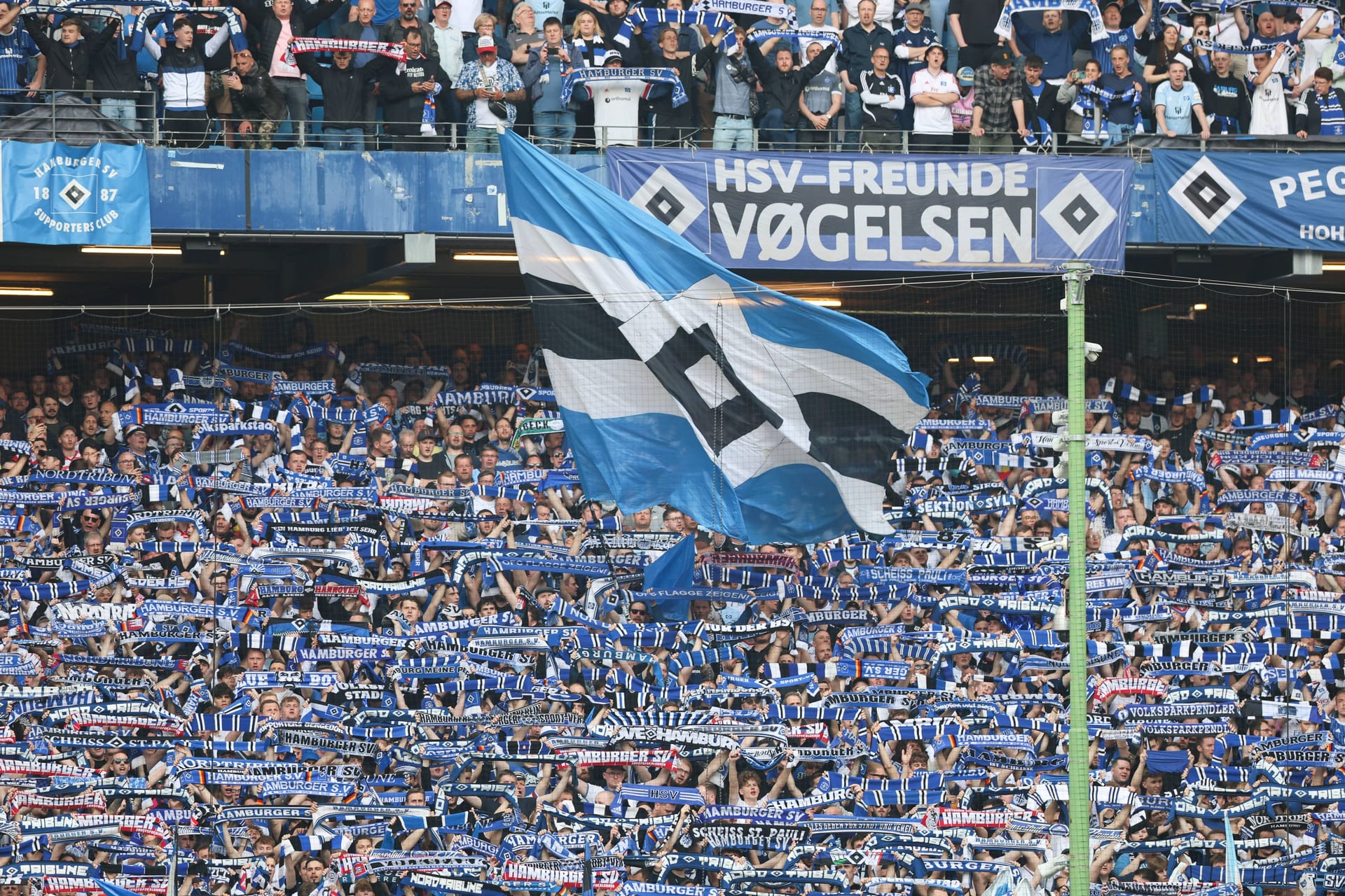 HSV-Fans im Volksparkstadion (Archivfoto): Eine bekannte Harburger Kneipe schließt am Samstag.