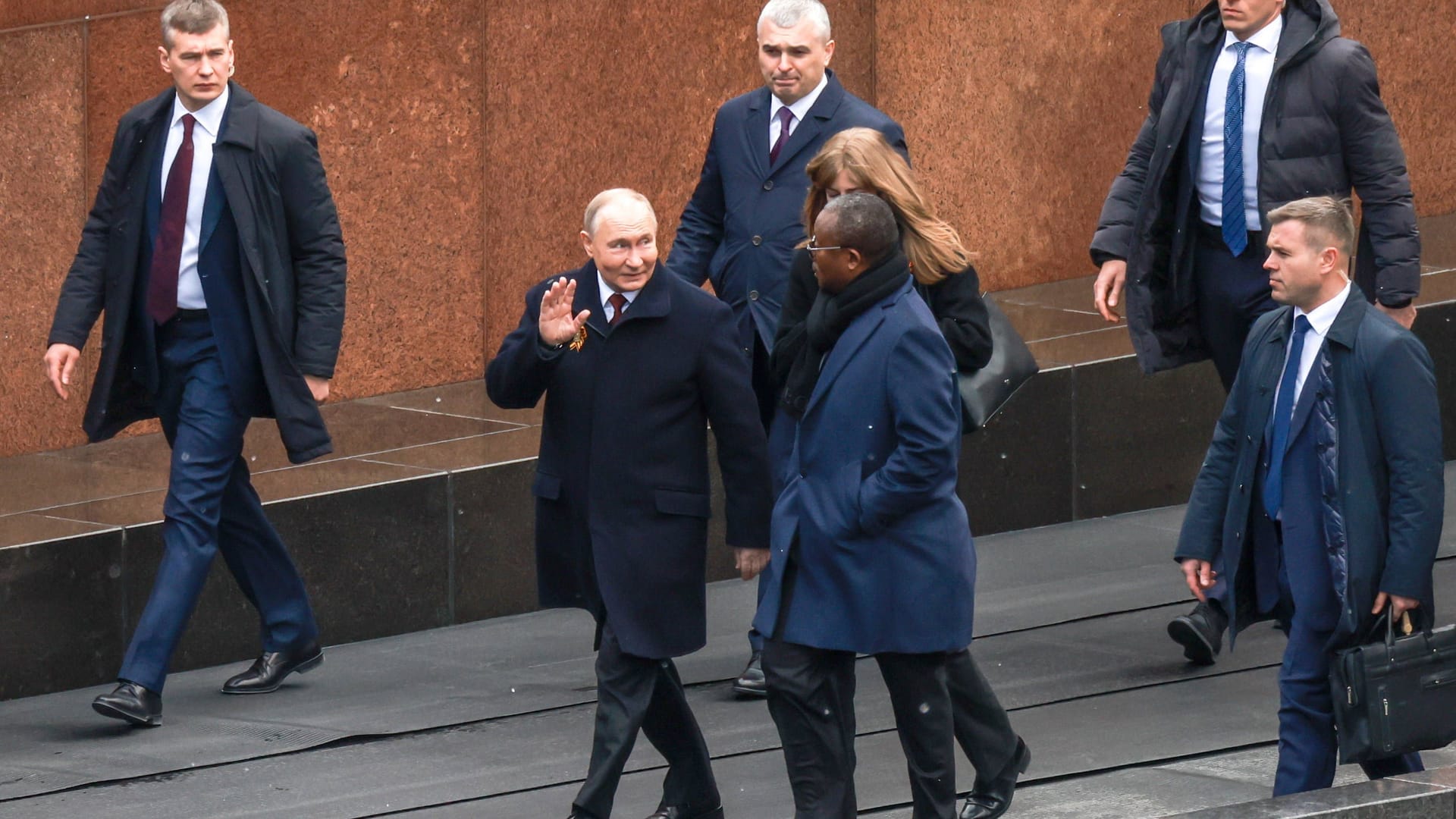 Leibwächter begleiten Wladimir Putin (Mitte) bei der Victory-Day-Parade in Moskau.