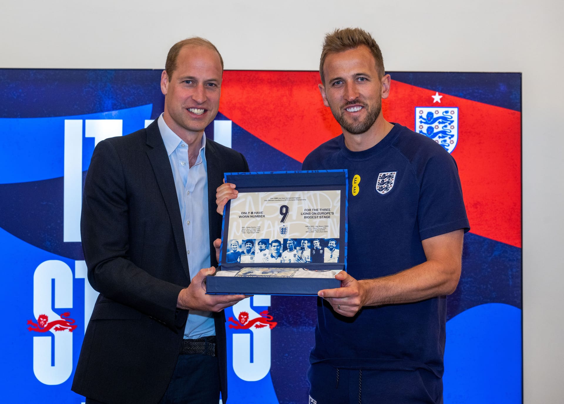 Prinz William überreicht Harry Kane ein Geschenk während eines Besuchs im St. George's Park.