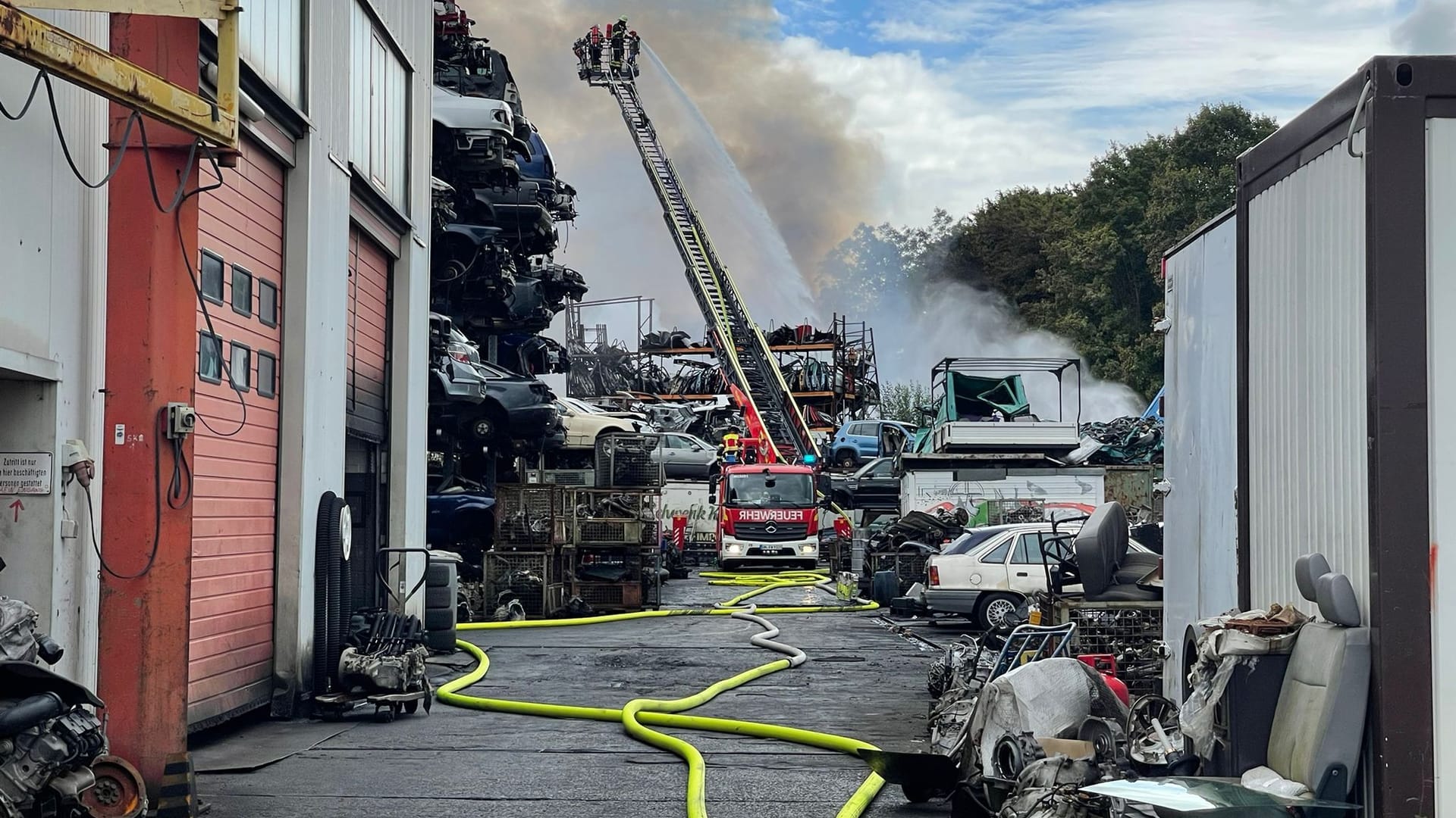 Einsatz im Industriegebiet in Unna: Das Feuer war am Morgen ausgebrochen.