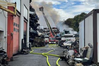 Einsatz im Industriegebiet in Unna: Das Feuer war am Morgen ausgebrochen.