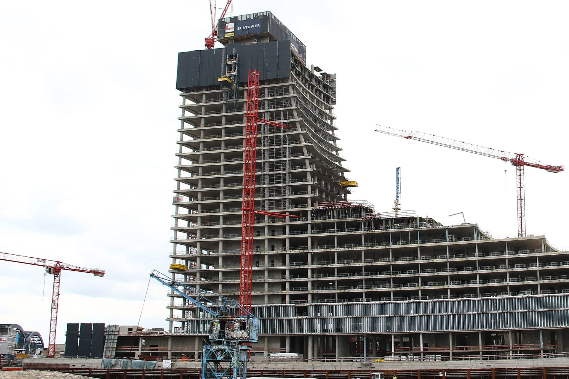 Der Elbtower in der Hafencity immer noch eine Baustelle: Großmieter Signal Iduna gibt die Hoffnung auf eine Fertigstellung nicht auf.