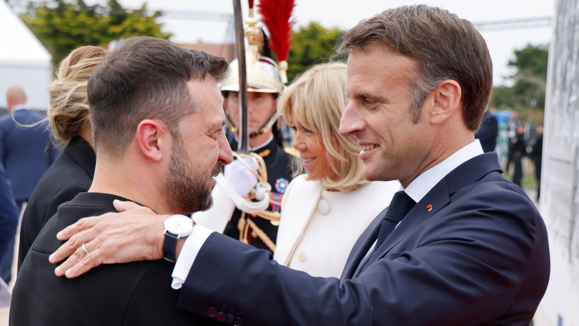 80. Jahrestag der D-Day-Landung am 6. Juni 1944: Der französische Präsident Emmanuel Macron begrüßt seinen ukrainischen Amtskollegen Wolodymyr Selenskyj.