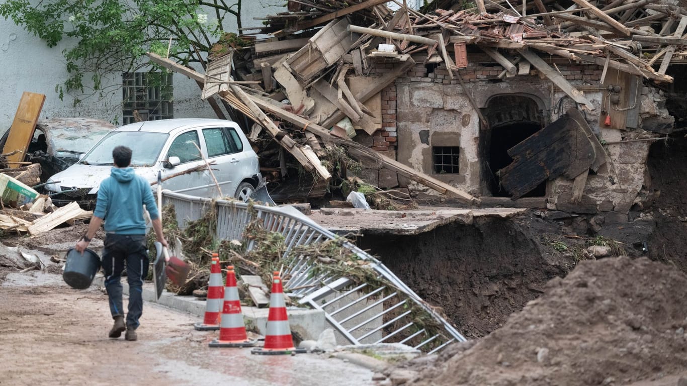 Baden-Württemberg, Klaffenbach: Hochwasserschäden sind an einer Brücke zu sehen.