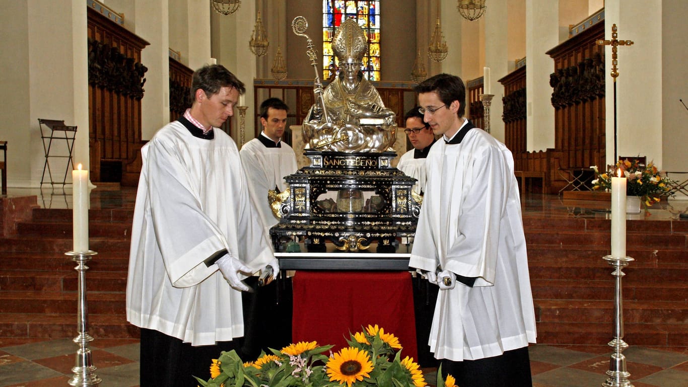 Messdiener tragen den Altar mit den Reliquien des Heiligen Benno in der Frauenkirche in München (Archivbild).