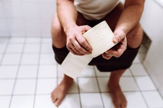 Unangenehmes Leiden: Wer von Stuhlschmieren betroffen ist, braucht sehr viel Toilettenpapier, um den Po zu säubern.