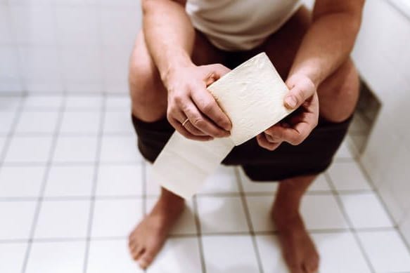 Unangenehmes Leiden: Wer von Stuhlschmieren betroffen ist, braucht sehr viel Toilettenpapier, um den Po zu säubern.