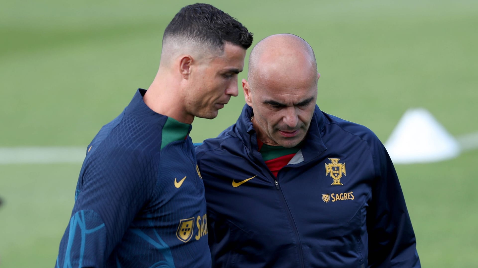 Portugals Nationaltrainer Martinez (r.) mit Ronaldo: Der Spanier spricht vom Angreifer stets in höchsten Tönen.