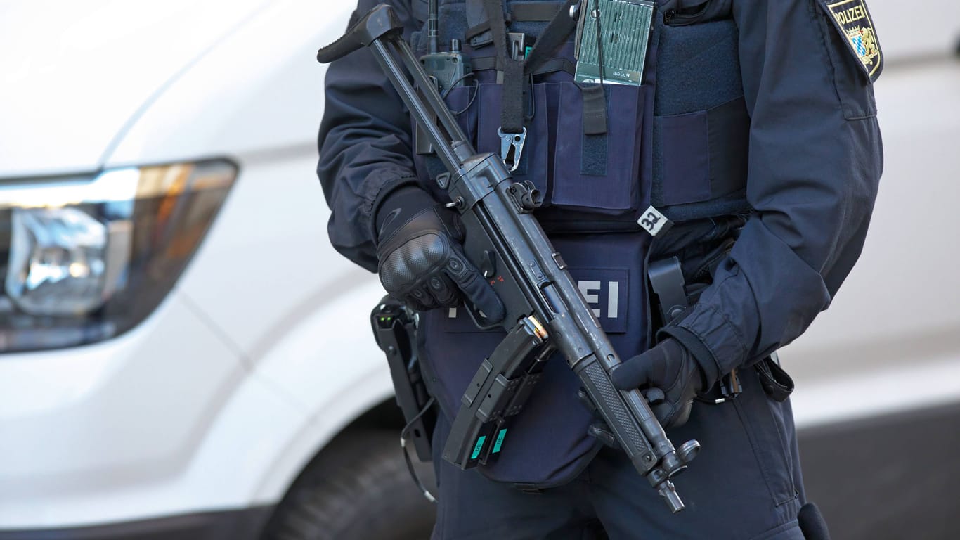 Schwer bewaffneter Polizist in München (Archivbild): Nach einem mutmaßlichen Schützen wird noch gefahndet.