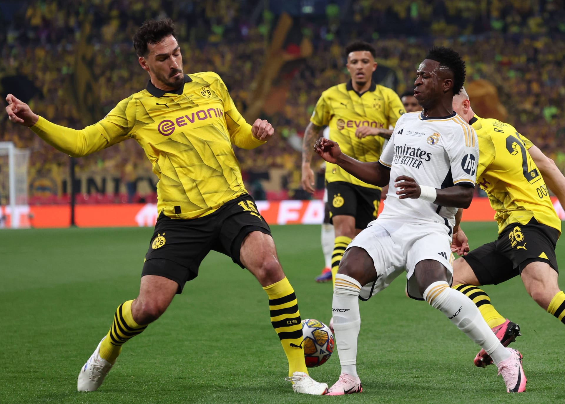 Mats Hummels: Mit seiner ganzen Erfahrung Ruhepol in der Viererkette. Bügelte dreimal mit starken Tacklings aus, als Ryerson Vinícius Jr. entwischen ließ (17., 44. und 64.). Fand in der 21. Minute Adeyemi mit einem Traumpass, der die Chance aber nicht nutzen konnte. Verschuldete in der 48. Minute einen gefährlichen Freistoß, den Kobel retten musste. Konnte Vinícius in der 77. Minute dann mal nicht aufhalten, und gleich wurde es gefährlich. Musste sich zwei Minuten später gegen Camavinga mit einer unglücklichen Grätsche helfen und sah Gelb. Note 2