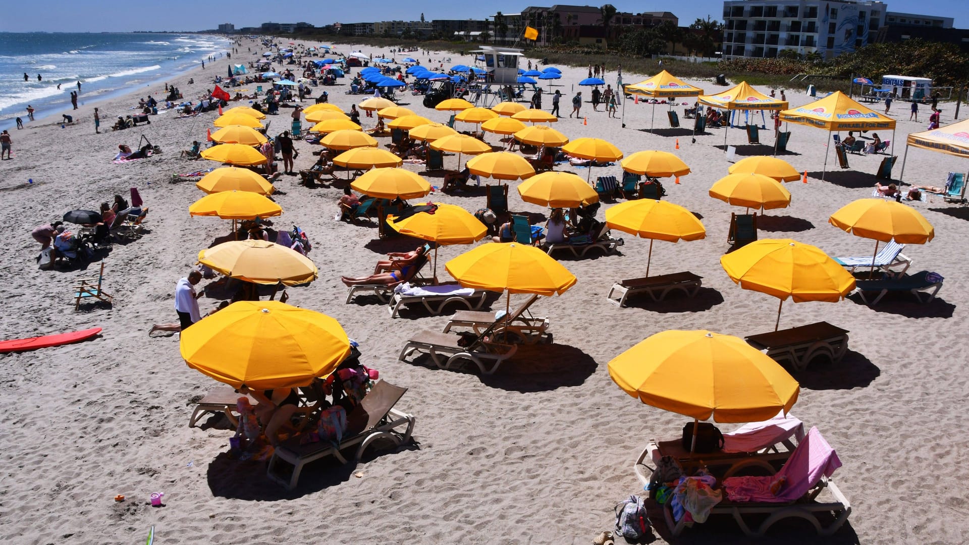 Sonnenschirme am Cocoa Beach in Florida: Einer der Schirme durchbohrte kürzlich eine Frau.