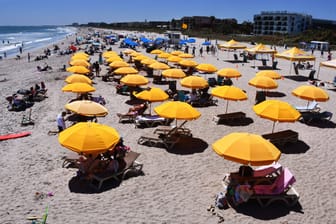 Sonnenschirme am Cocoa Beach in Florida: Einer der Schirme durchbohrte kürzlich eine Frau.
