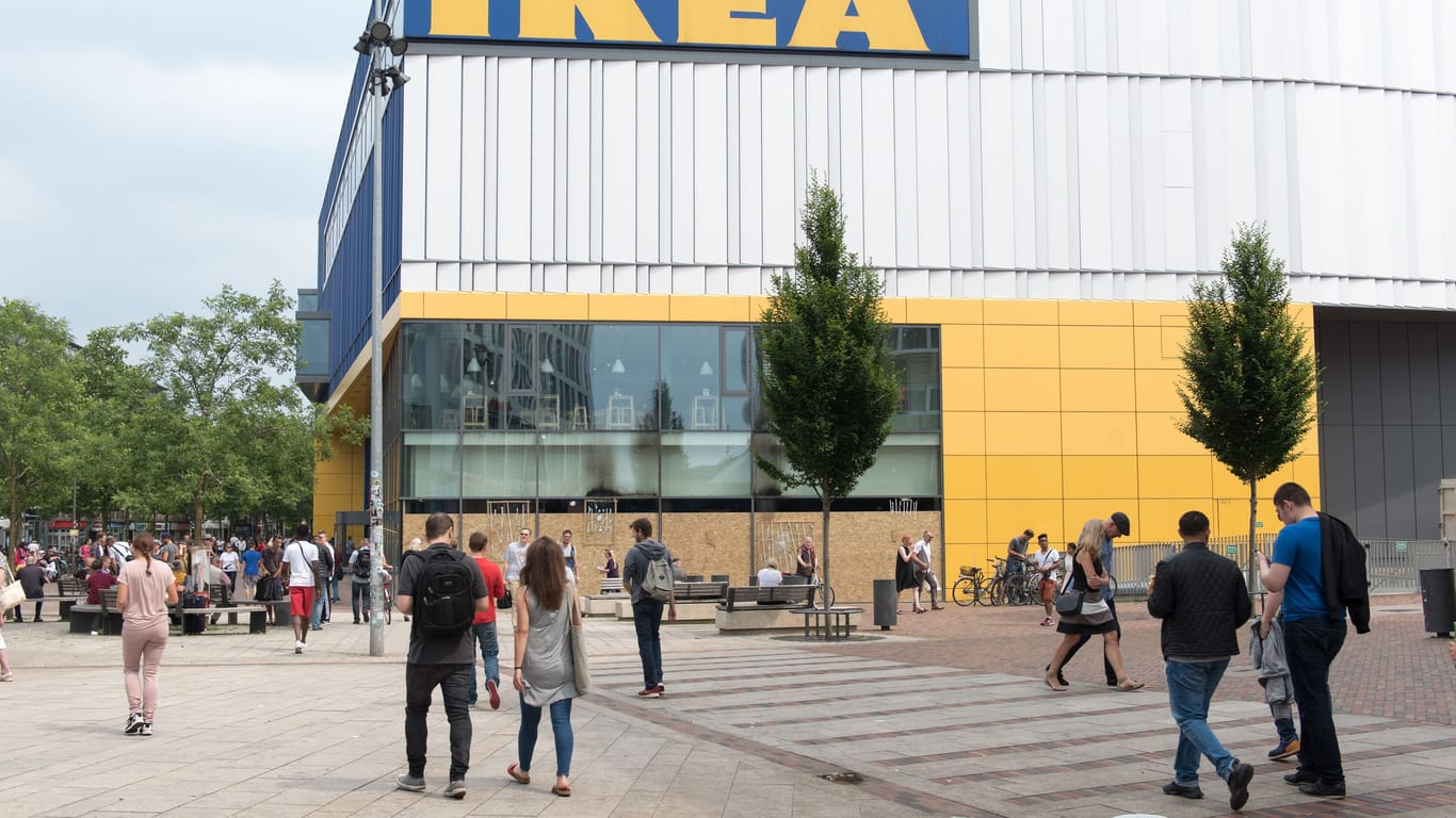 Die Ikea-Filiale kurz vor dem G20-Treffen in Hamburg: Die Schweden haben die Filiale mit Holzbrettern gesichert.