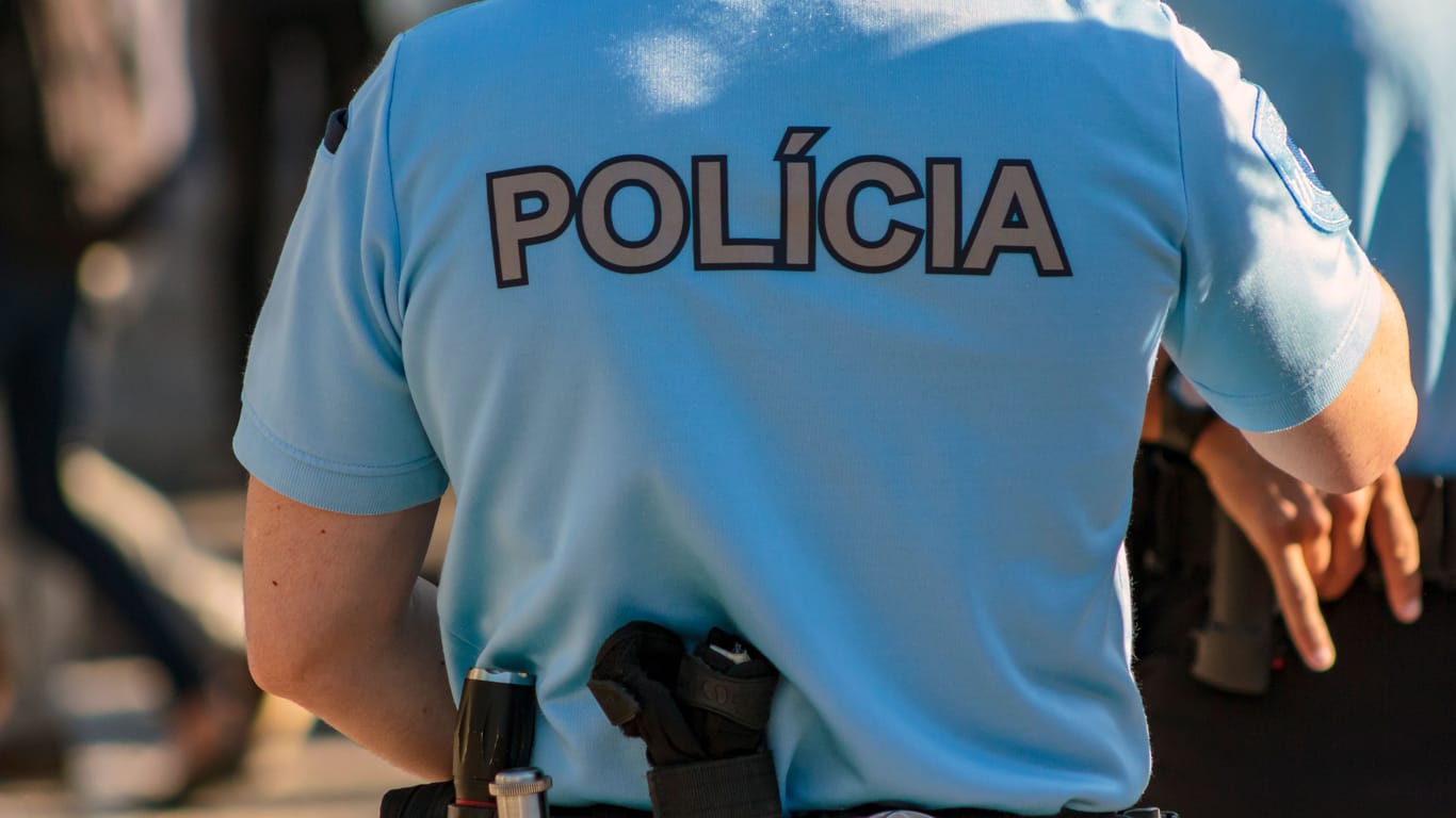 Portugiesischer Polizist (Archivbild): Einem international agierenden Taschendieb wurde nun der aufmerksame Beamte zum Verhängnis.