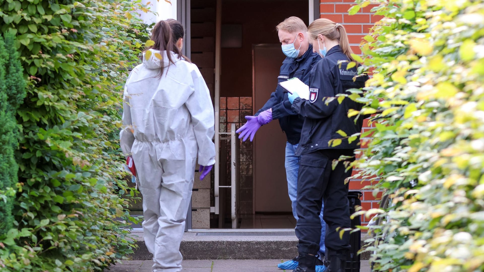 Spurensicherung am Tatort: Am Freitag wurde die Leiche des 51-Jährigen abtransportiert, die Polizei ermittelt.