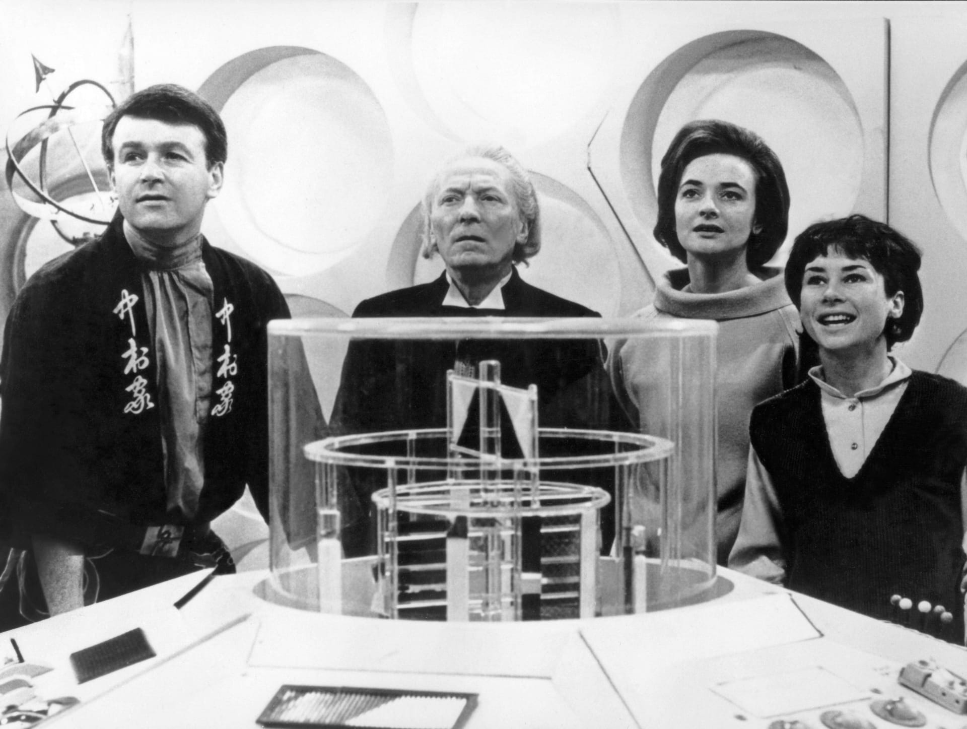 William Russel neben William Hartnell, Jacqueline Hill und Carole Ann Ford (v.l.n.r.) 1964 in einer der ersten Staffeln der Kultserie "Doctor Who".