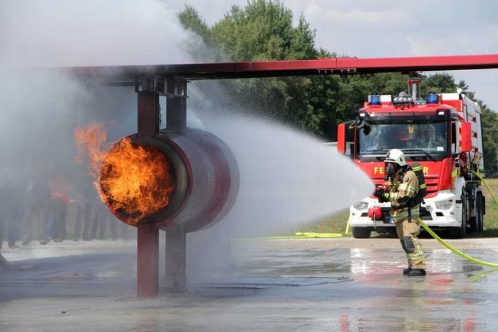 Die Flughafenfeuerwehr trainiert an einem Modell: In der Übungsanlage können mit Propangas verschiedene Notfälle simuliert werden.