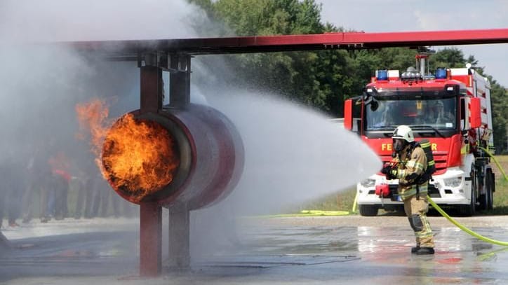 Die Flughafenfeuerwehr trainiert an einem Modell: In der Übungsanlage können mit Propangas verschiedene Notfälle simuliert werden.