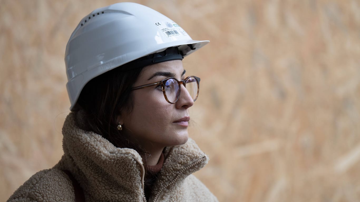 Grünen-Politikerin Tuba Bozkurt bei einem Termin auf einer Baustelle in Zehlendorf (Archivfoto): Ihr Zwischenruf sei "pietätlos und unanständig" gewesen, sagt sie.