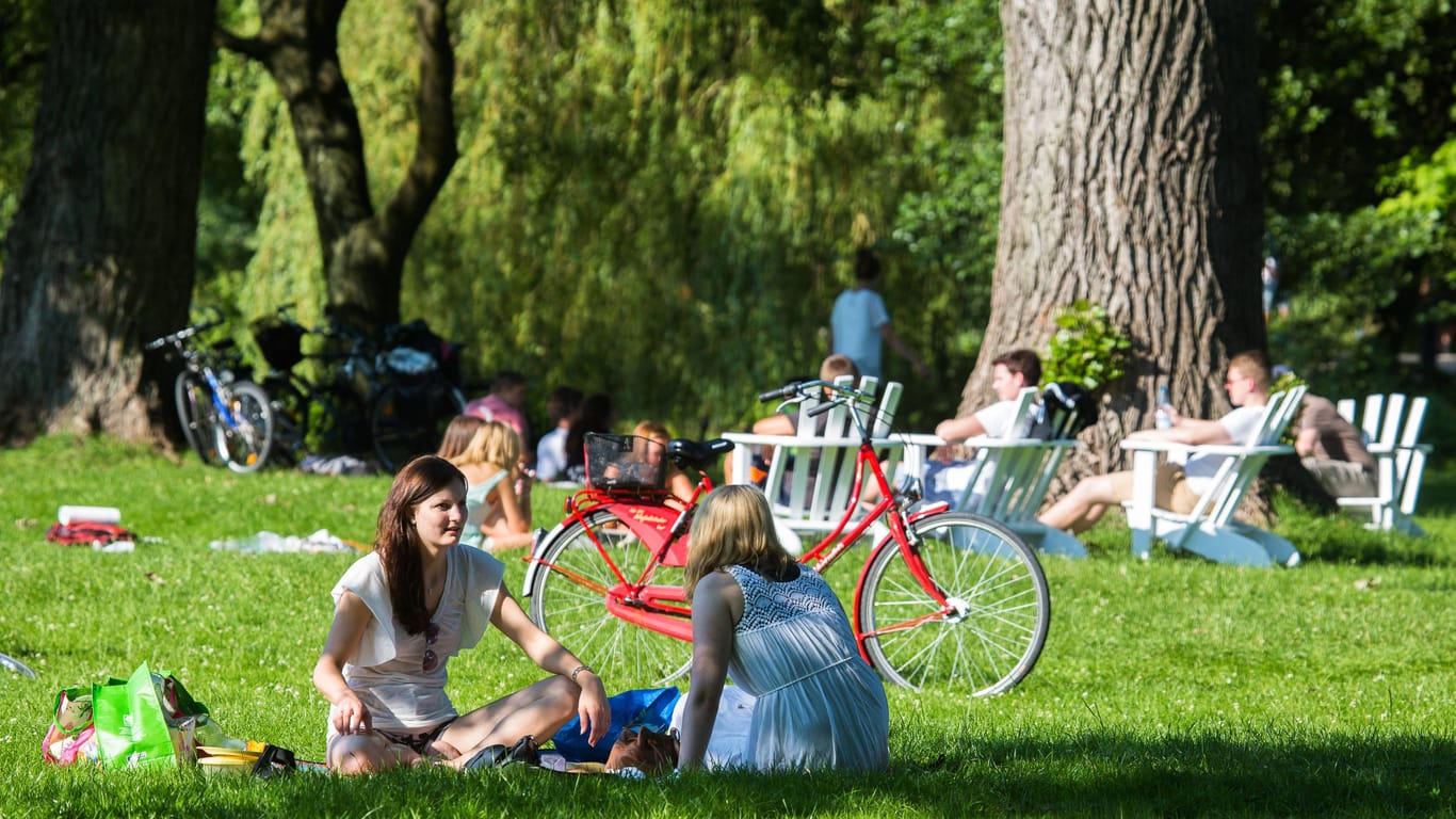Picknick auf den Hamburger Alsterwiesen: In den kommenden Tagen wird es warm in der Hansestadt.