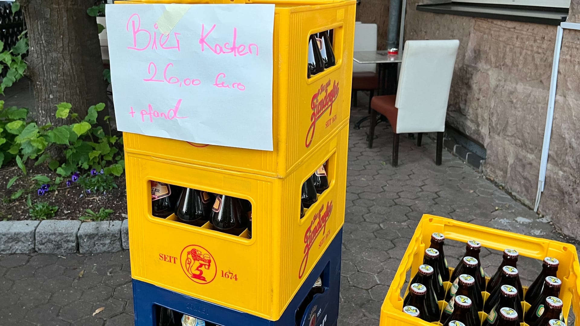 Bierkästen vor einem Restaurant: Der Wirt hofft darauf, Abnehmer unter den Rock im Park Gästen zu finden.