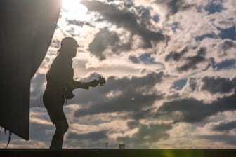 Angus Young beim AC/DC-Konzert am Sonntag im Ostragehege (Festwiese Rinne): Bricht zum Konzertbeginn wieder Sonne durch die Wolken?