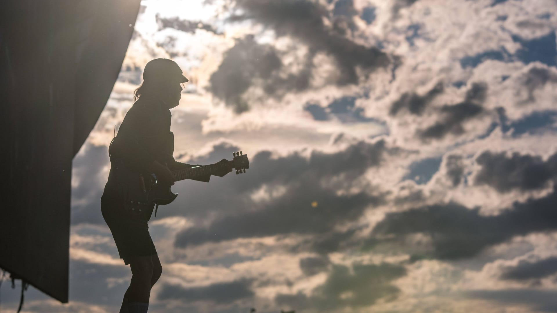 Angus Young beim AC/DC-Konzert am Sonntag im Ostragehege (Festwiese Rinne): Bricht zum Konzertbeginn wieder Sonne durch die Wolken?