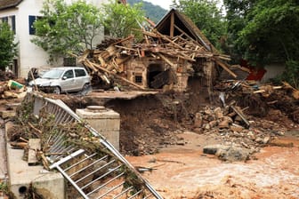 Blick auf ein durch Hochwasser zerstörtes Gebäude. Seit Tagen kämpfen die Helfer in Bayern und Baden-Württemberg gegen die Flut und ihre Folgen.