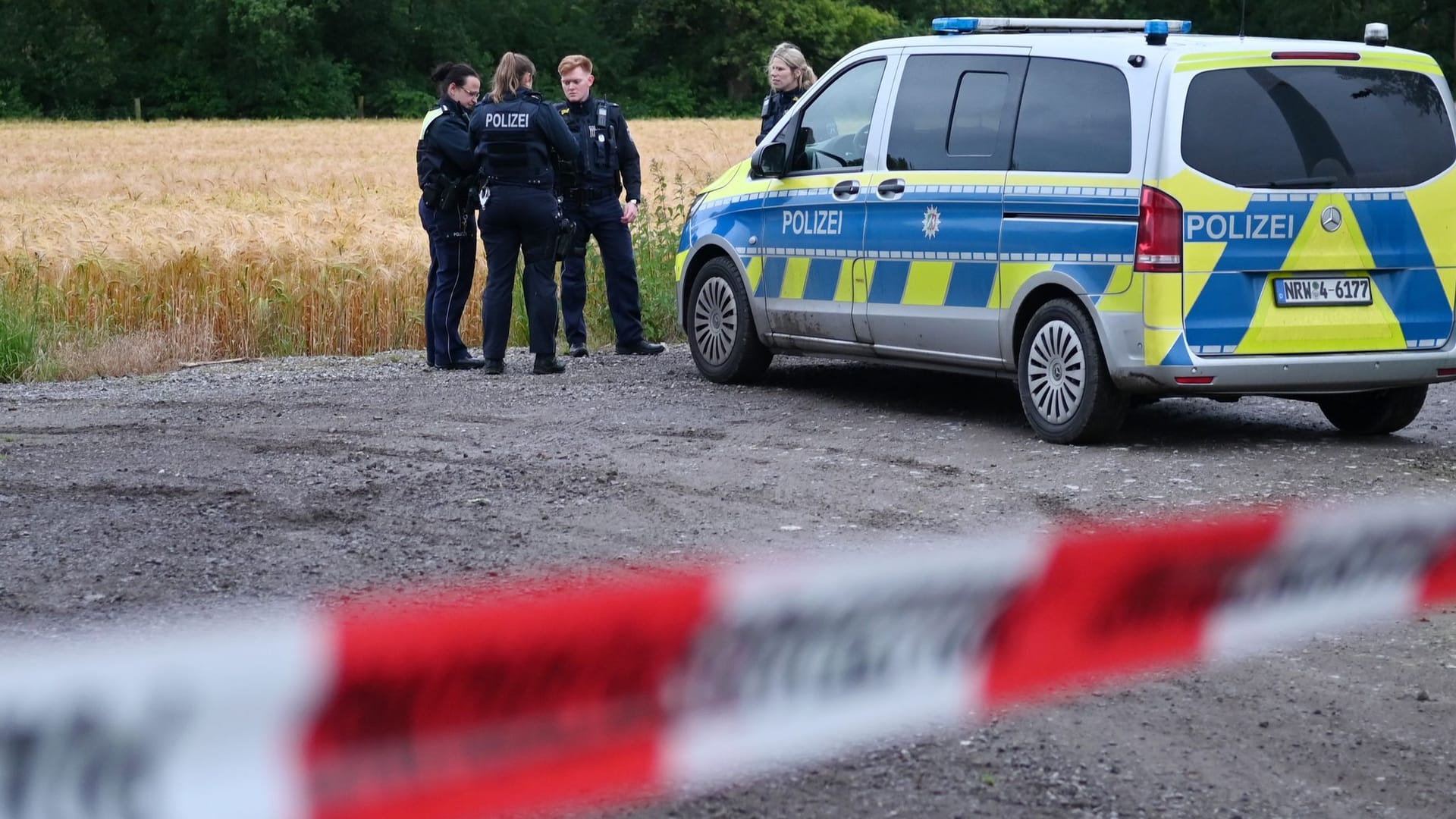 Schermbeck: Polizisten suchen nahe einem Waldweg im Kreis Wesel nach dem vermeintlichen Angreifer auf eine Joggerin. Jetzt hat sich herausgestellt: Die Frau hat die Straftat vorgetäuscht.