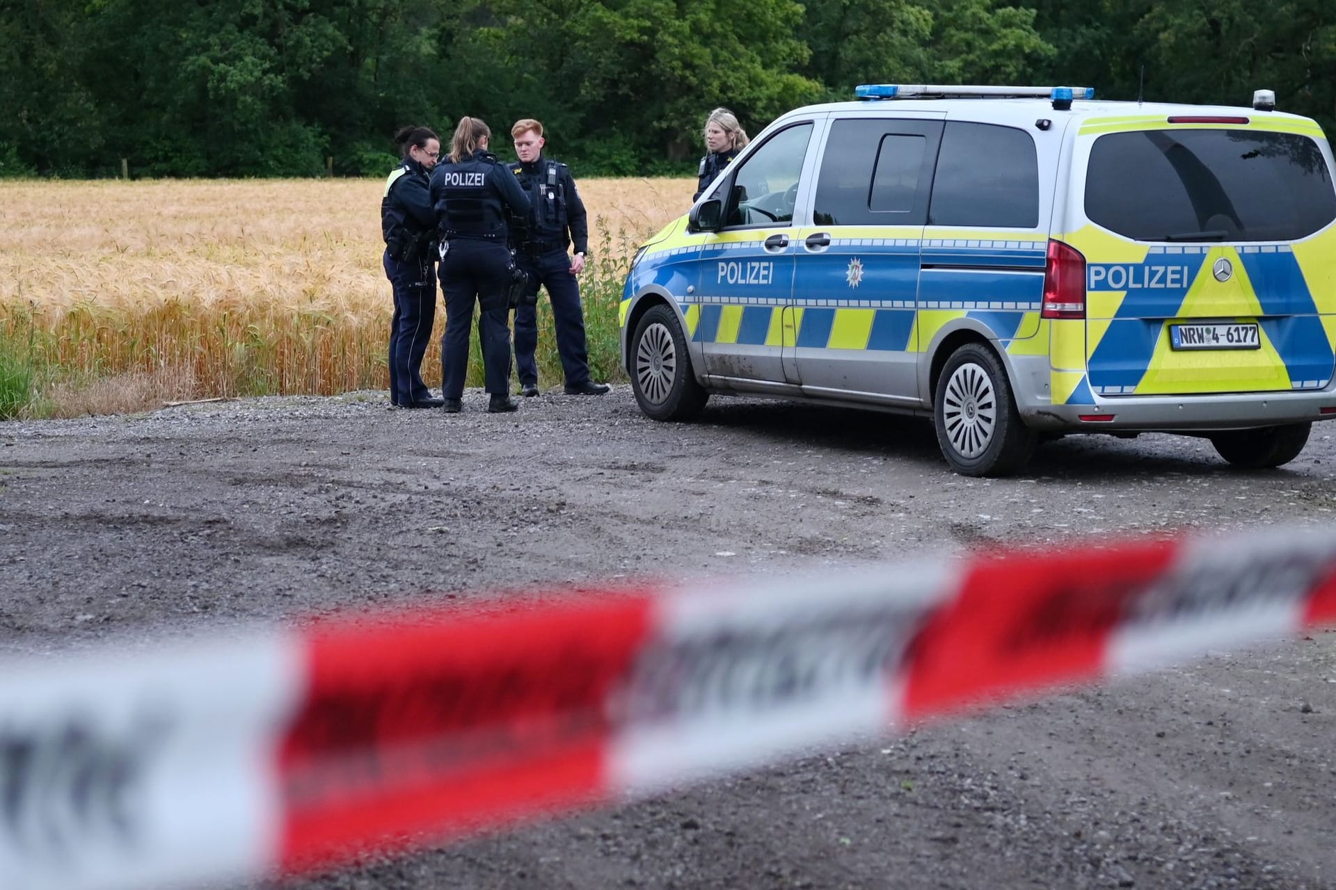 Schermbeck: Polizisten suchen nahe einem Waldweg im Kreis Wesel nach dem vermeintlichen Angreifer auf eine Joggerin. Jetzt hat sich herausgestellt: Die Frau hat die Straftat vorgetäuscht.