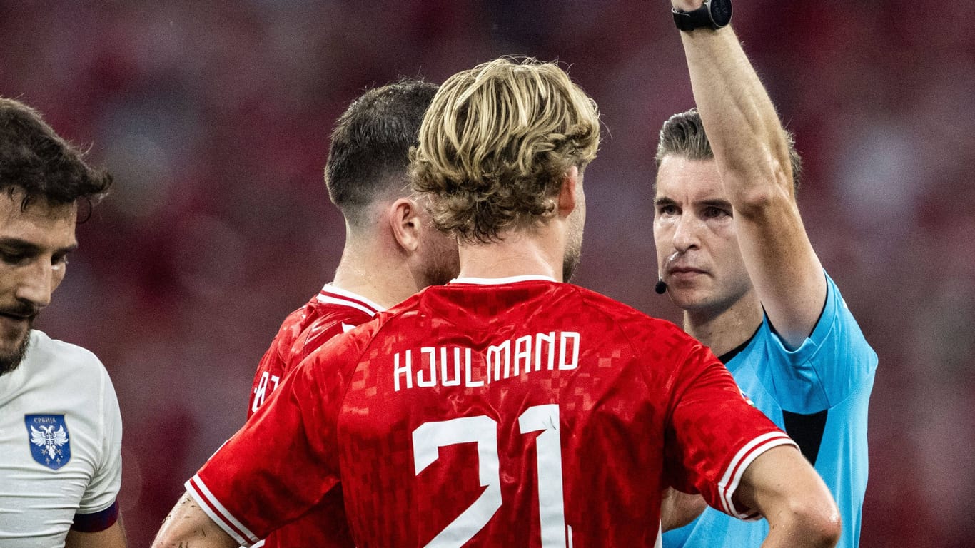 Dänemarks Morten Hjulmand sieht im Spiel gegen Serbien die zweite Gelbe Karte des Turniers.