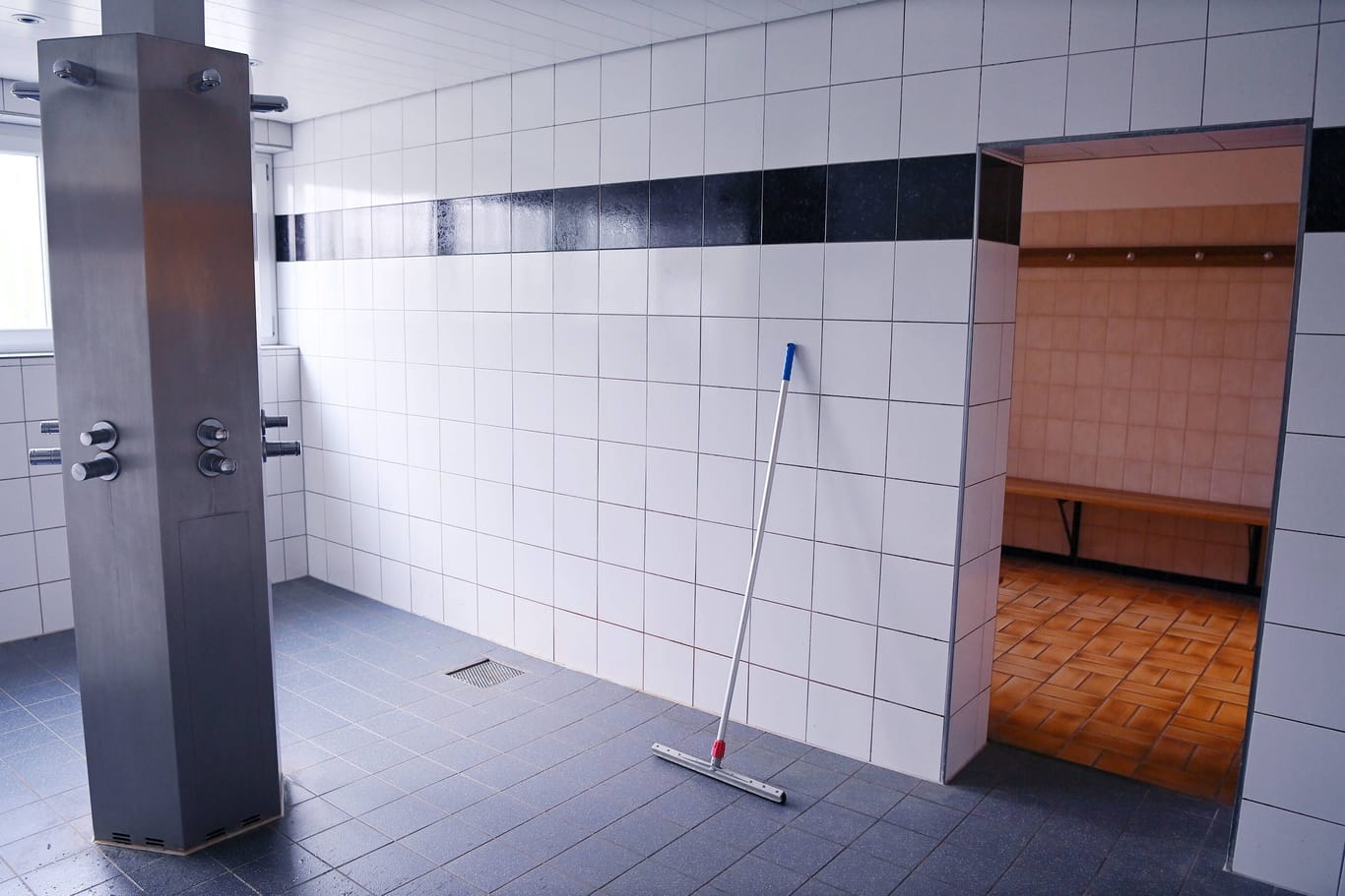 Dusche in einem Sportverein (Symbolbild): Ein Sporttrainer wurde wegen schwerem sexuellen Missbrauch verurteilt.