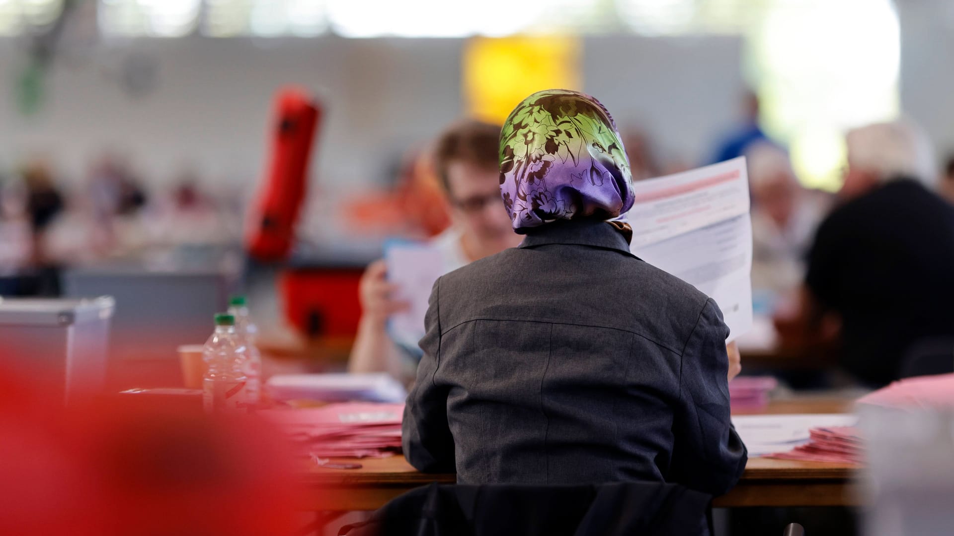 Eine Wahlhelferin mit Kopftuch (Symbolfoto): In Bremerhaven hat ein Mann eine Frau während der Wahl rassistisch beleidigt.