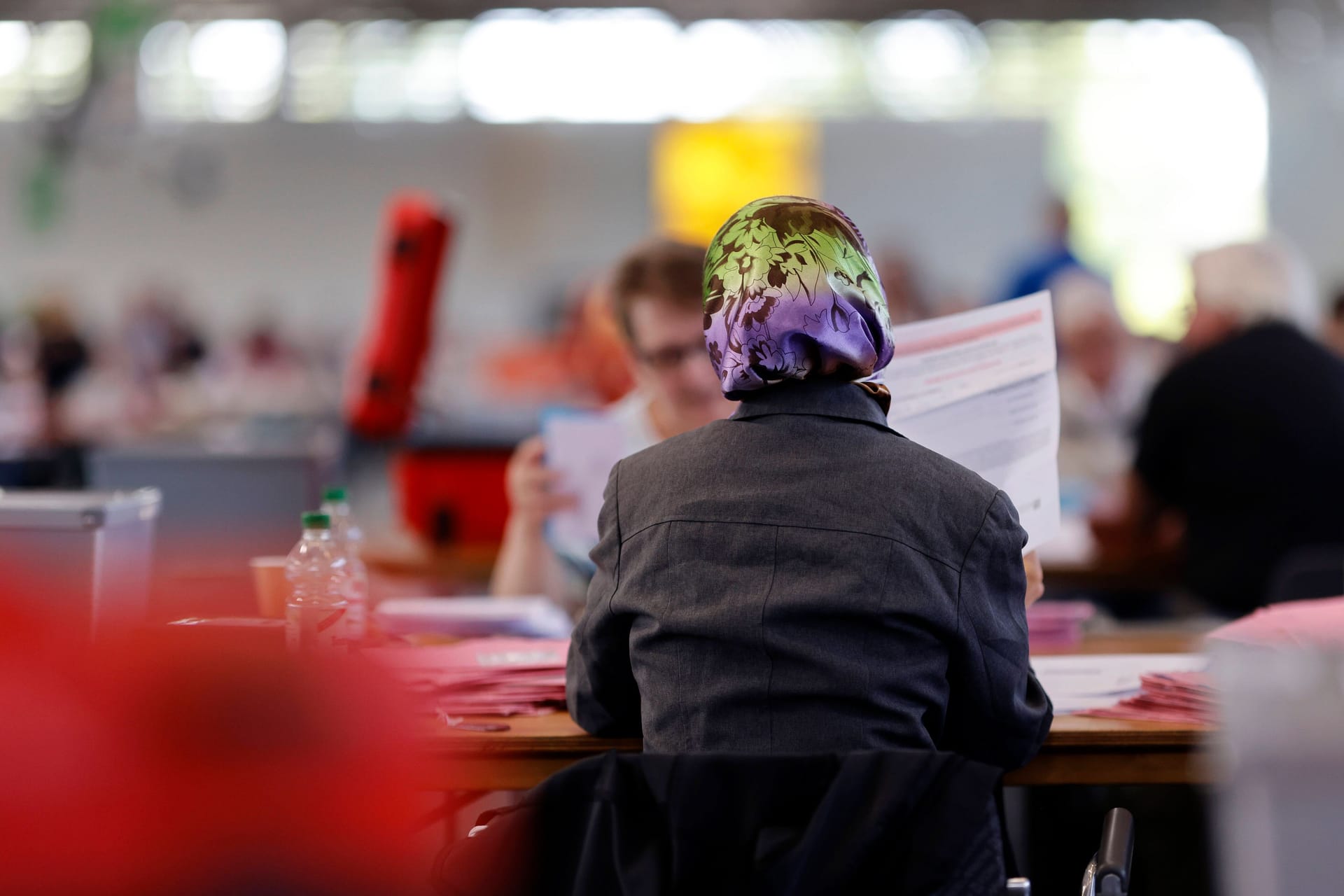 Eine Wahlhelferin mit Kopftuch (Symbolfoto): In Bremerhaven hat ein Mann eine Frau während der Wahl rassistisch beleidigt.