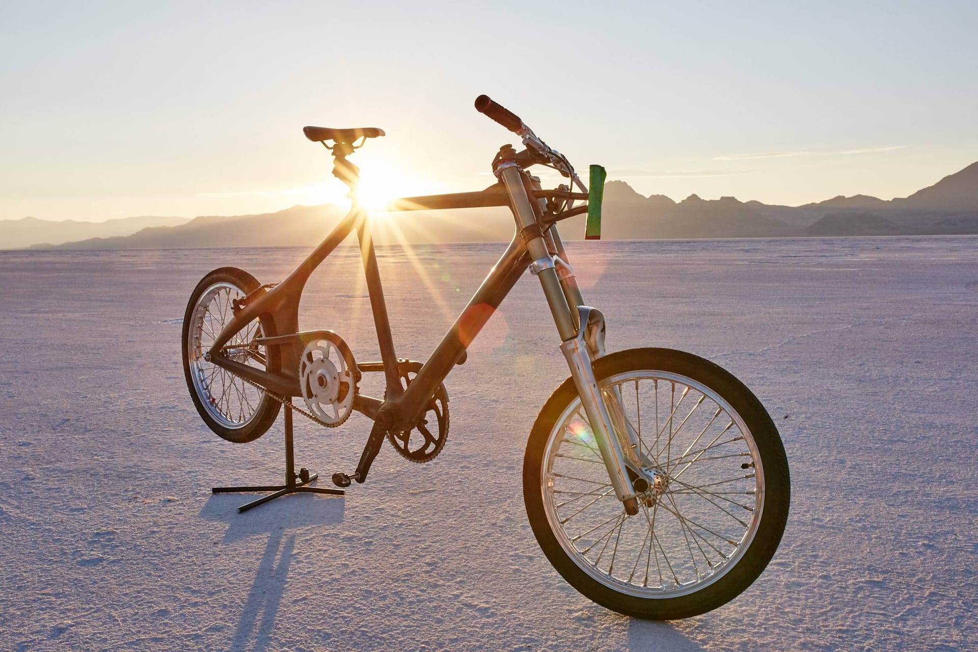 Geschwindigkeitsrekord mit fremder Kraft: Mit diesem Fahrrad fuhr Denise Mueller-Korenek etwa 296 Kilometern pro Stunde.