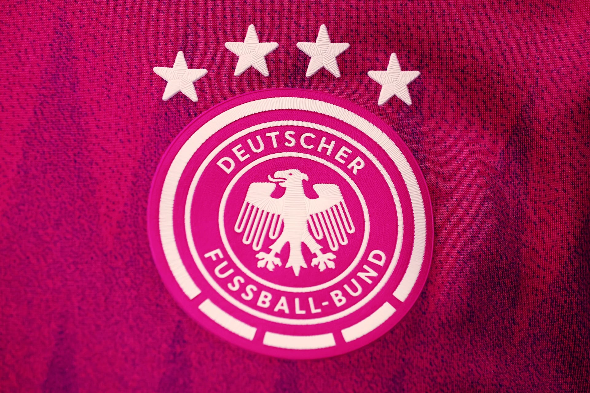 So sieht das DFB-Logo auf den neuen Trikots der Nationalmannschaft aus.