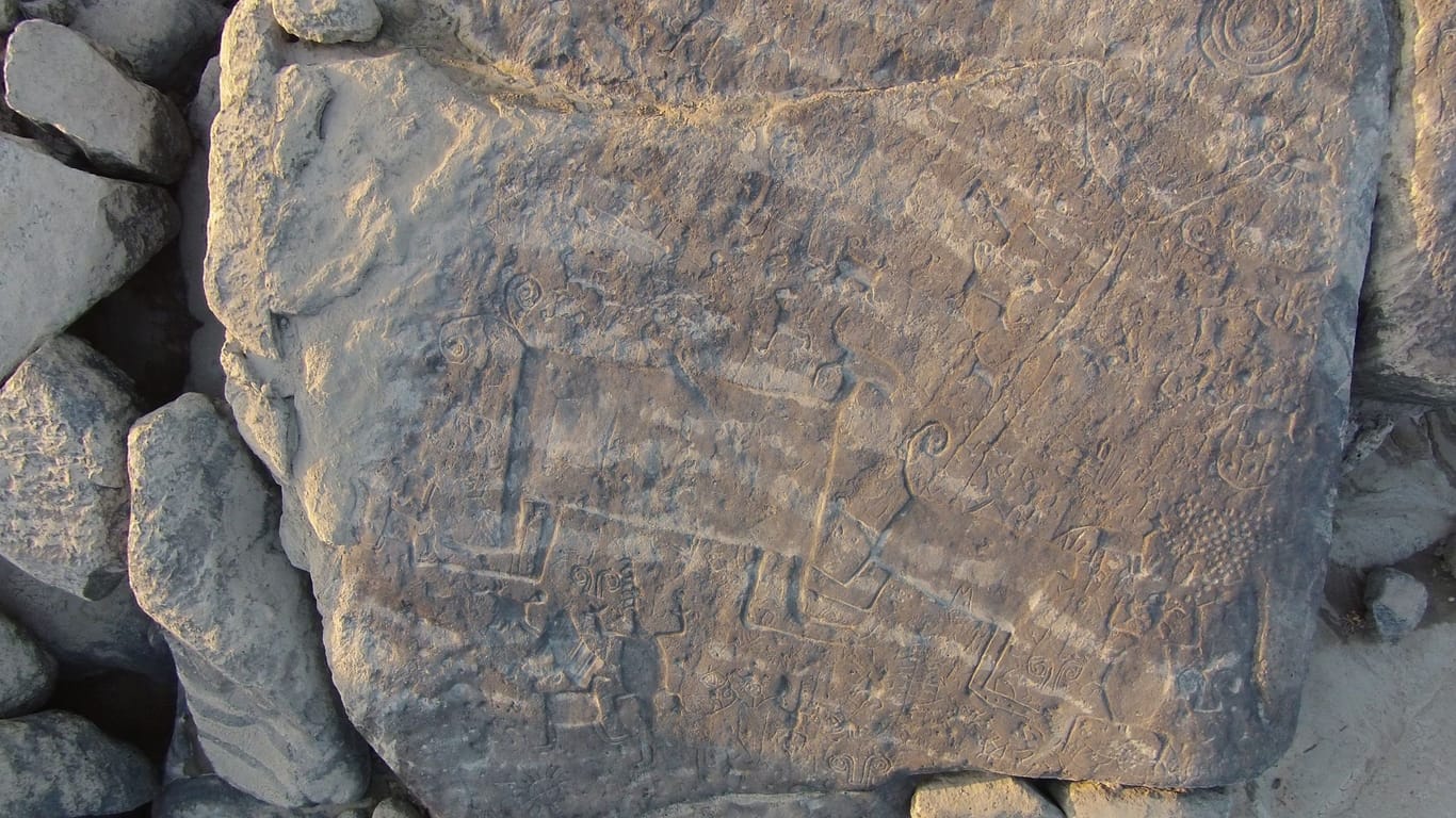 Auf diesem von dem Forscher Dr. Philipp Riris zur Verfügung gestellten Orthofoto sind Petroglyphen an einem Felsen zu sehen.