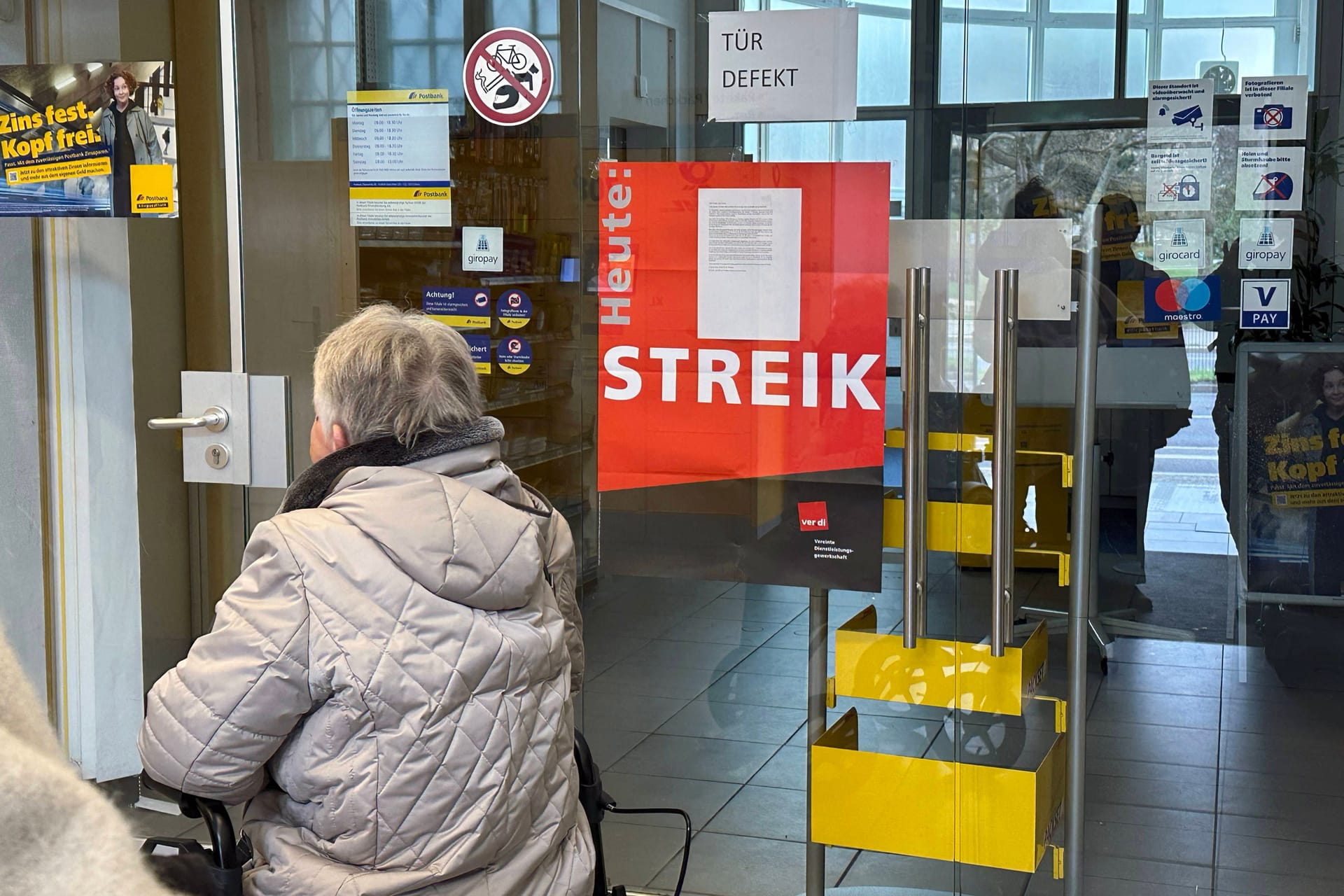 Kunden vor einer wegen Streik geschlossenen Postbank (Archivbild): Am Freitag müssen sich Bankkunden auf Einschränkungen einstellen.