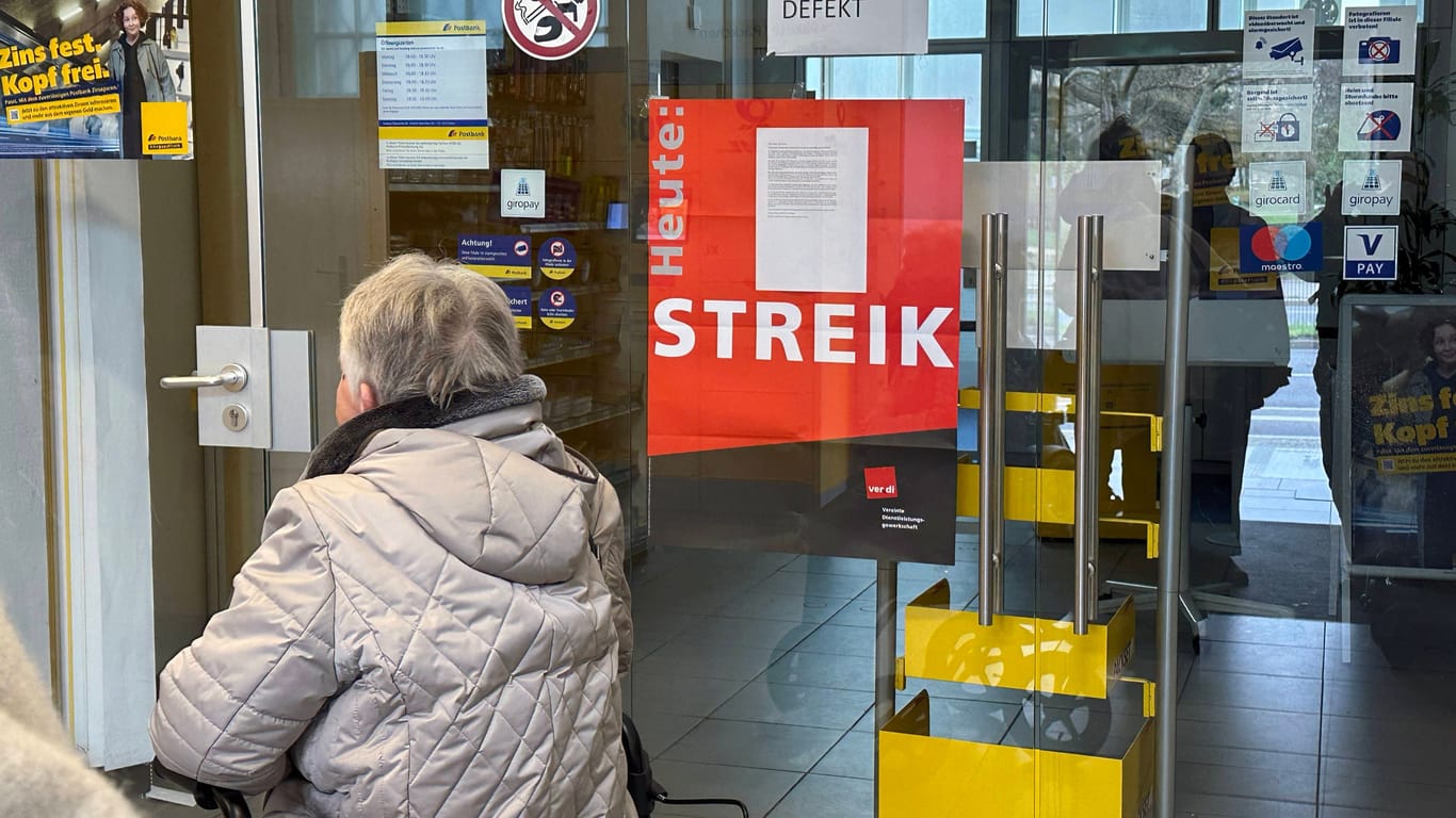 Kunden vor einer wegen Streik geschlossenen Postbank (Archivbild): Am Freitag müssen sich Bankkunden auf Einschränkungen einstellen.