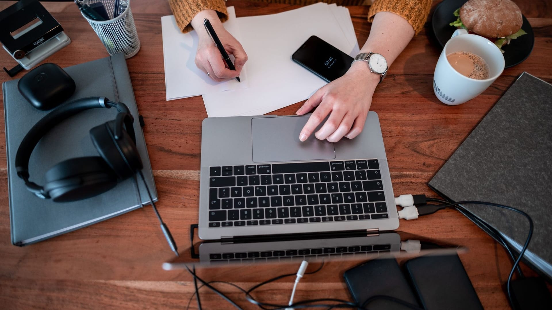 Eine Frau arbeitet im Homeoffice