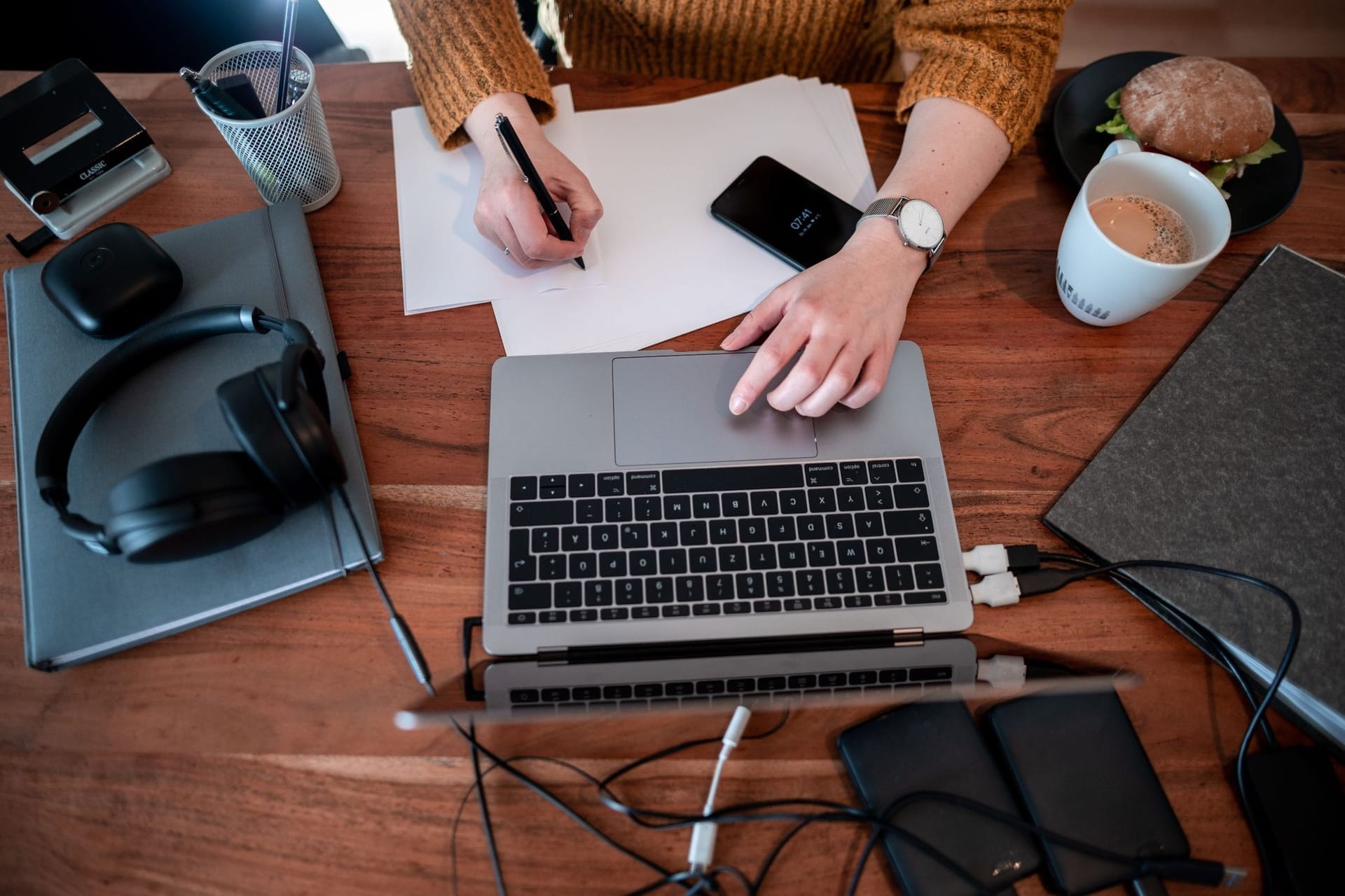 Eine Frau arbeitet im Homeoffice